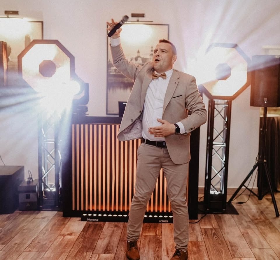 DJ HuNi podczas prowadzenia wesela
